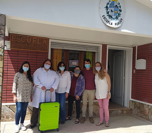 Equipo de creática en la escuela número 198, posando con la maestra