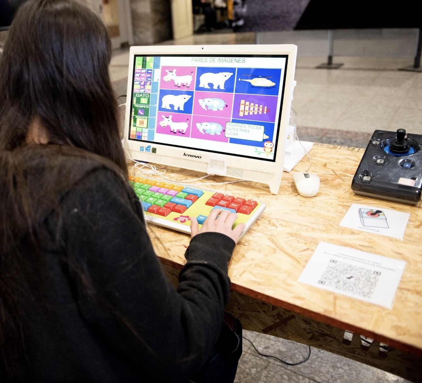 mujer usando teclado ampliado de colores.