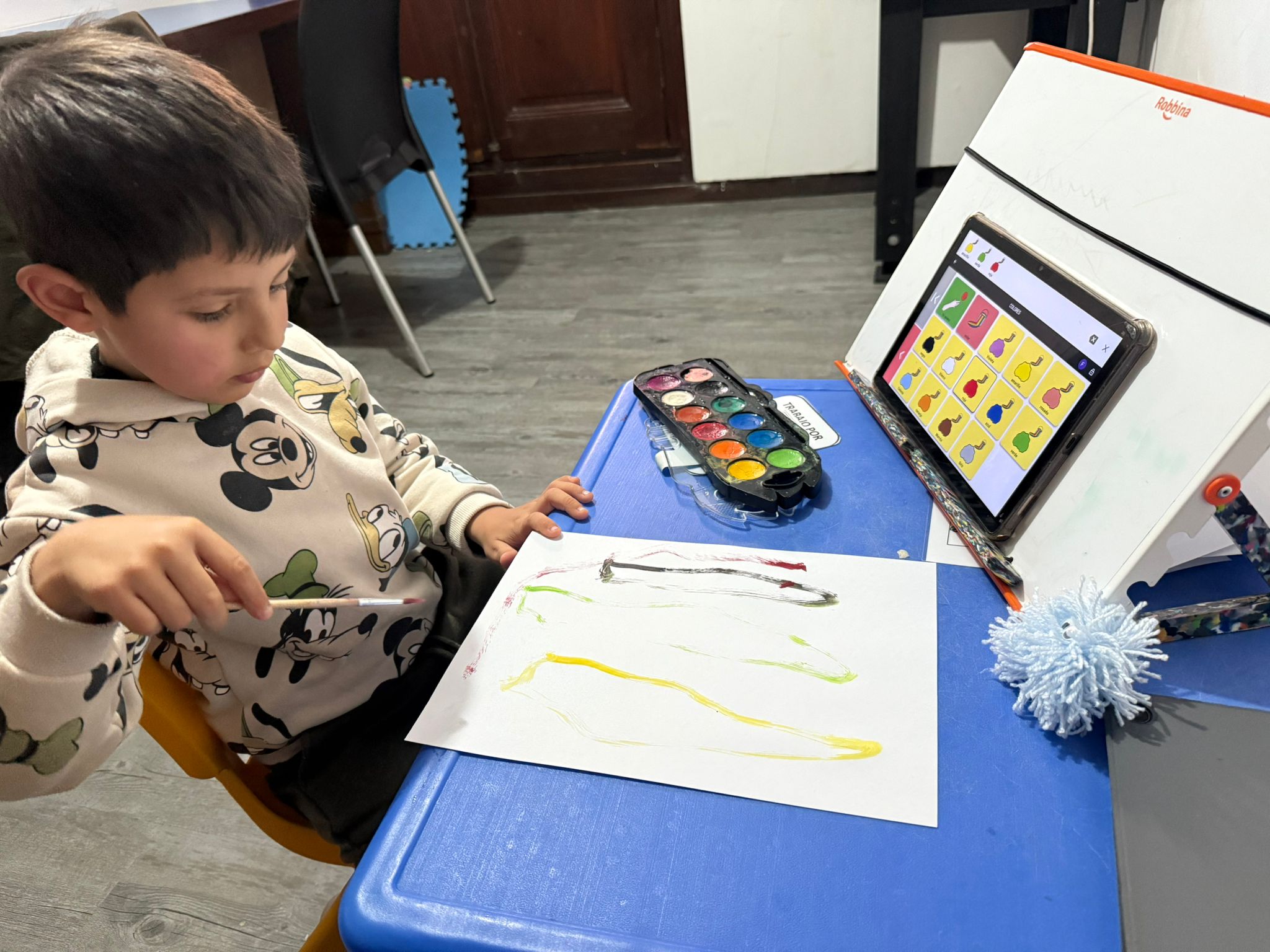 Alumnao aprendiendo a usar los pictogramas en la tablet